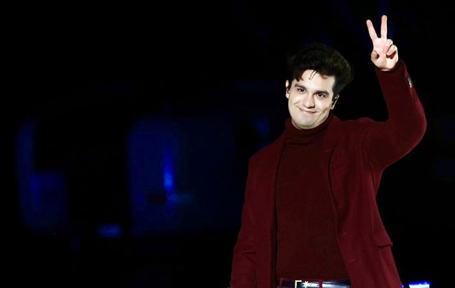 Luan Santana esbanjou estilo com um look todo vinho