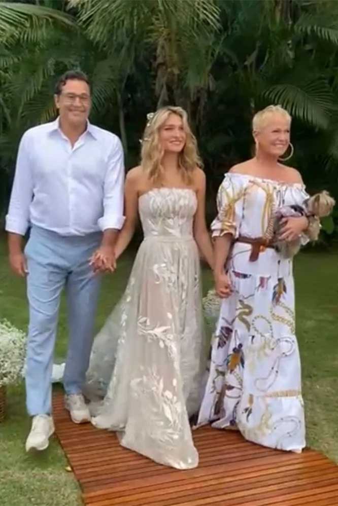 Sasha foi levada para o altar de mãos dadas por Luciano Szafir e Xuxa, seus pais