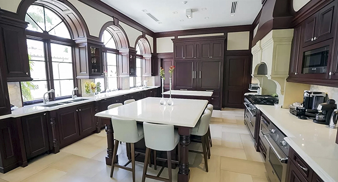 Foto da cozinha da mansão de Marc Anthony