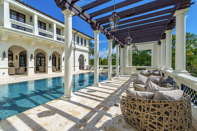 Foto da área da piscina da mansão de Marc Anthony