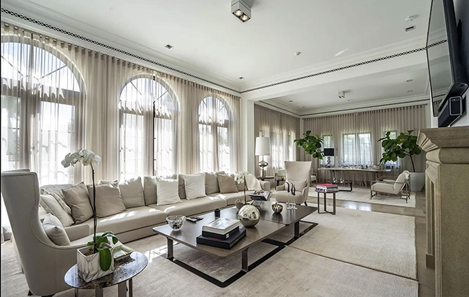 Foto de uma das salas da mansão de Marc Anthony