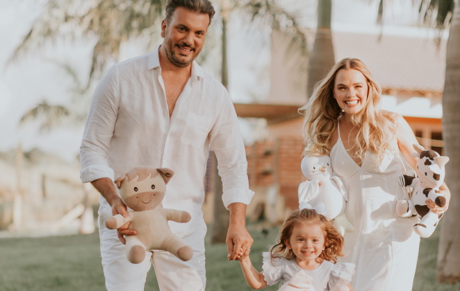 Thaeme ao lado do marido e da primogênita, Liz