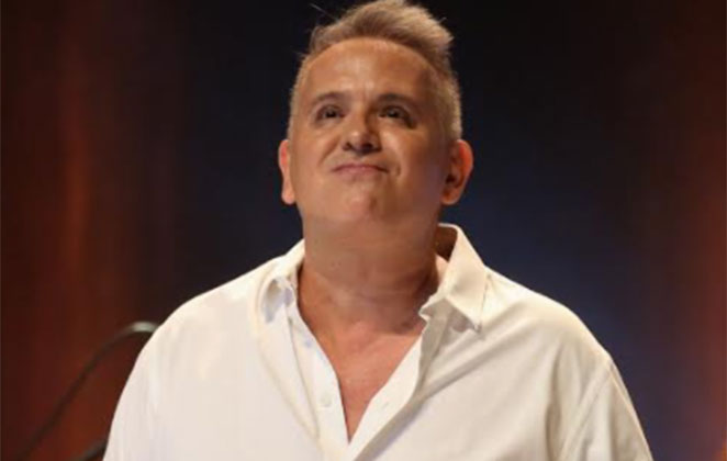 Orlando Morais emocionado em um dos momentos da live