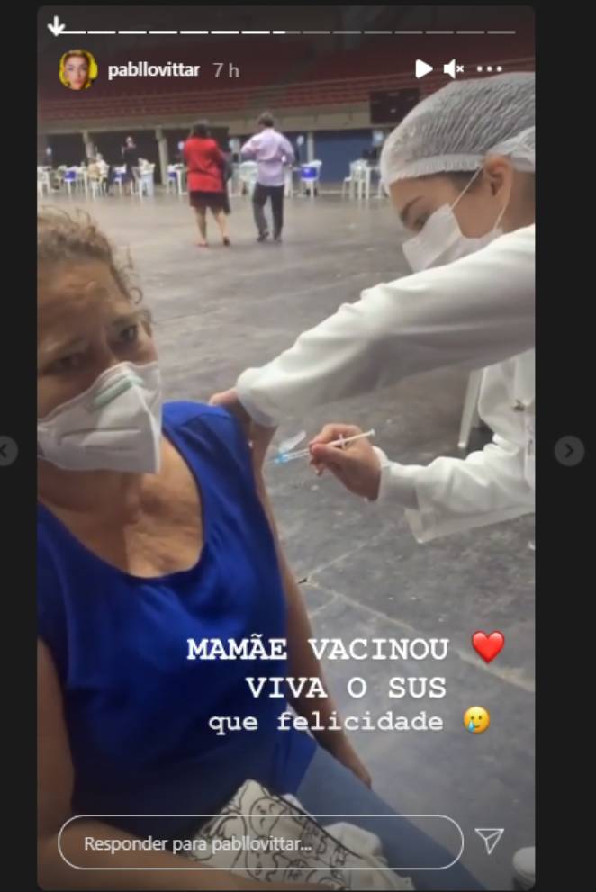 Pabllo Vittar mostrou a mãe sendo vacinada