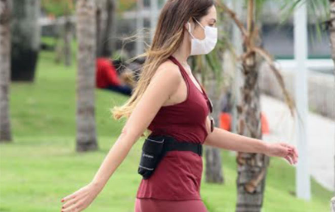 Patrícia Poeta caminhando pelas ruas de Ipanema