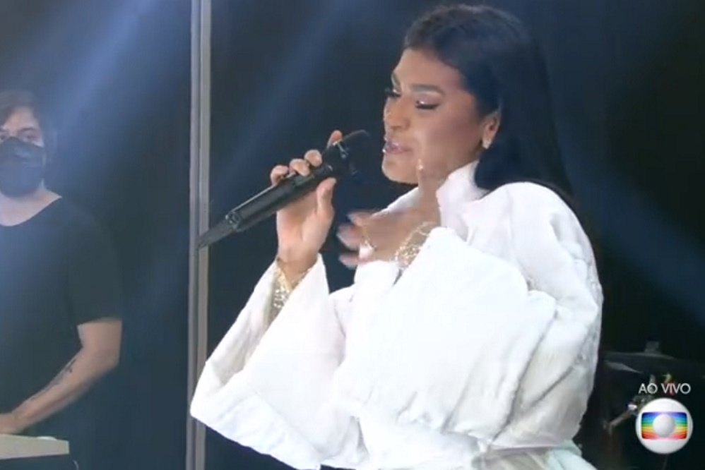 Pocah se apresentou e ainda mostrou o anel de noivado