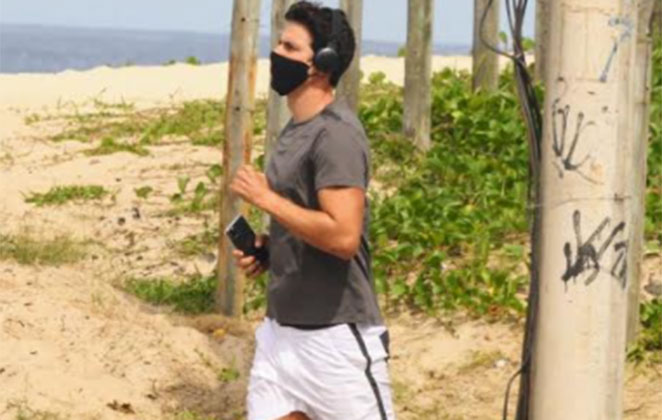 Reynaldo Gianecchini correndo na orla da praia