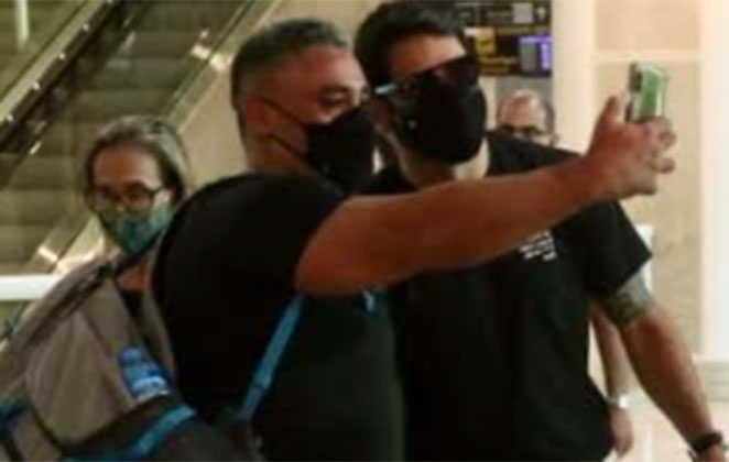 Uma pausa de Rodolffo para atender fãs no aeroporto 