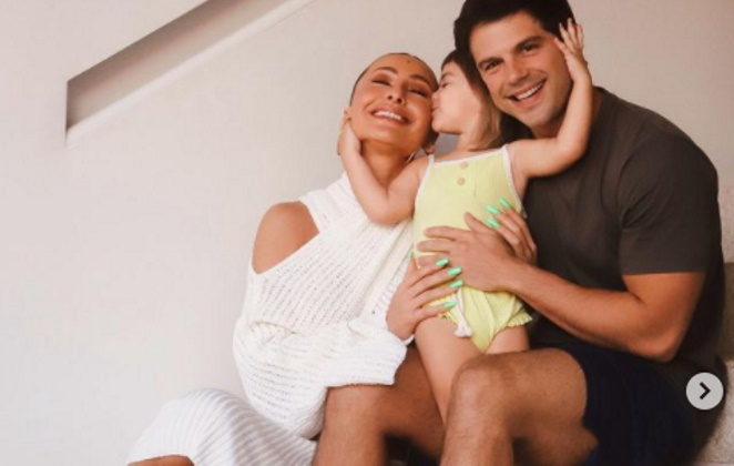 Sabrina Sato e Duda Nagle recebendo carinho de Zoe