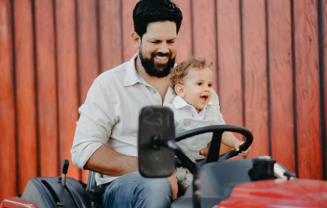 Sorocaba brinca com o filho Theo