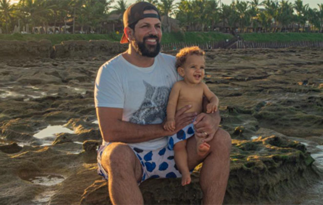 Sertanejo Sorocaba posou radiante com o filho no colo