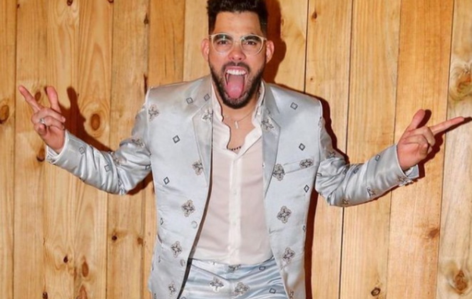 Gabriel Diniz usando o terno que será leiloado