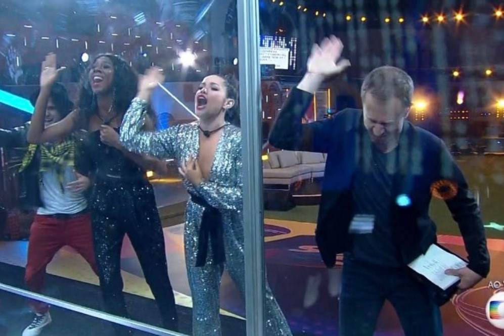 Tiago Leifert abraçando Juliette