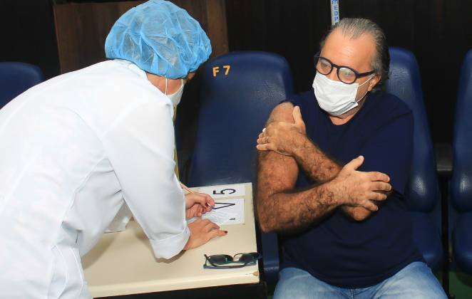 Tony Ramos recebeu segunda dose da vacina contra a covid-19