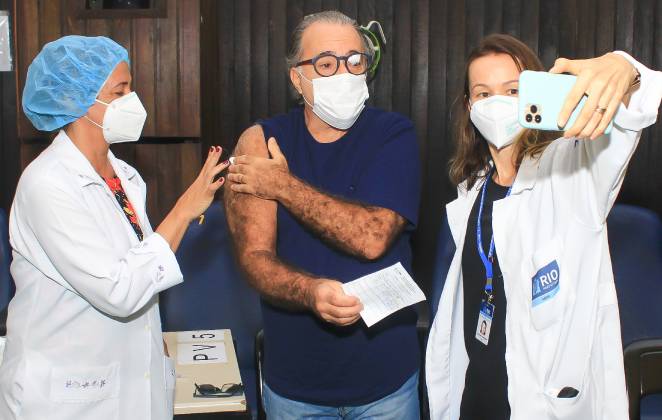 Tony Ramos tirou foto com as enfermeiras após ser vacinado