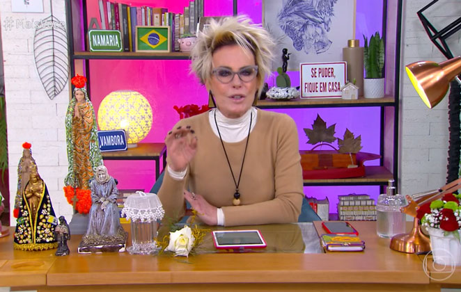 Ana Maria Braga exibe óculos de grau em formato de