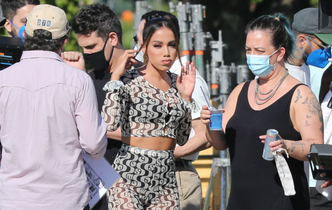 Anitta acordou cedinho para gravar comercial