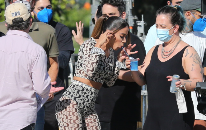 Anitta se refrescando nos bastidores de gravação