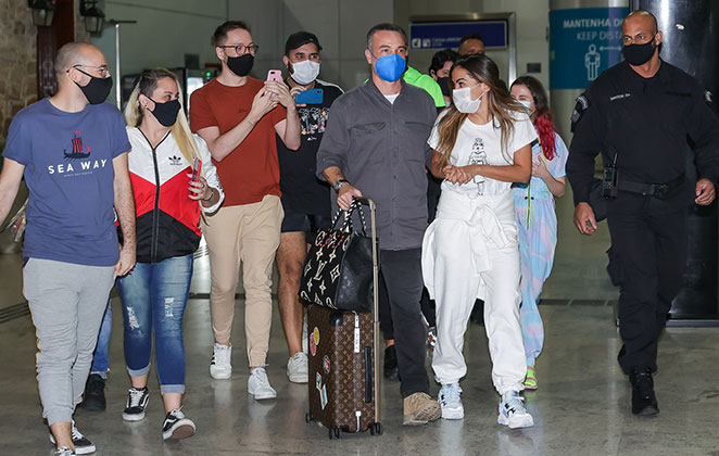 Anitta foi muito simpática com os fãs no aeroporto
