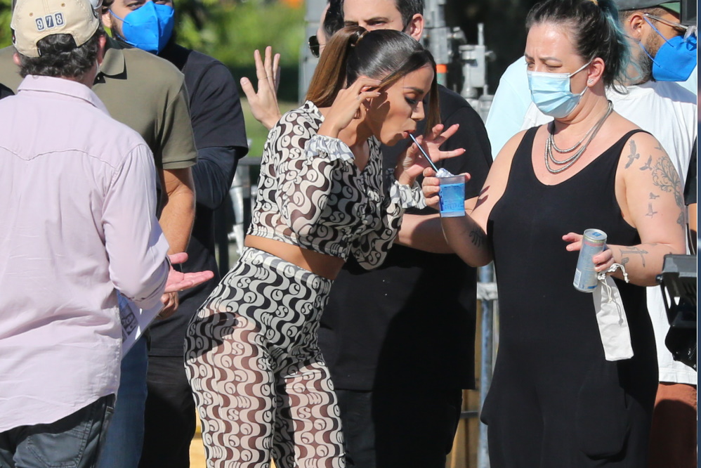 Nos intervalos, Anitta se refrescou com uma bebida