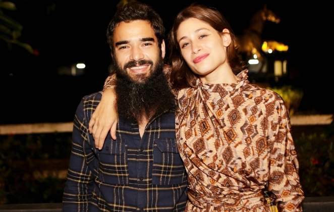 CAio Blat e a mulher Luisa Arraes, abraçados