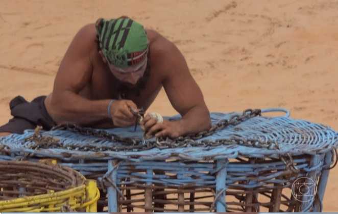 Kaysar quebra a chave do cadeado