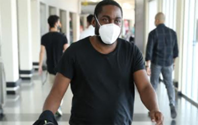 Lázaro Ramos no saguão do aeroporto de Congonhas