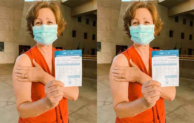 Sonia Bridi exibe feliz seu comprovante de vacinação