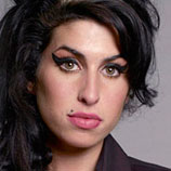 A atriz que impressiona na pele de Amy Winehouse em filme sobre cantora