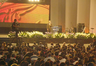 Pastor evangélico brasileiro leva seu programa de TV para 327