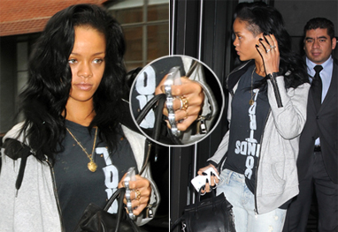 Rihanna circula com celular personalizado com soco inglês - O Fuxico