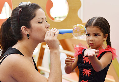 Samara Felippo brinca com a filha no carrossel - OFuxico