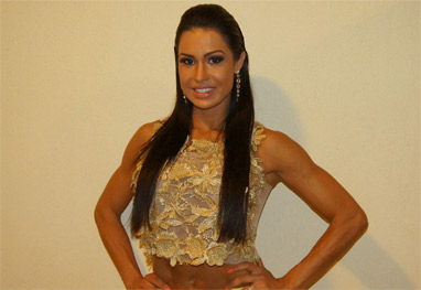 Gracyanne Barbosa mostra corpo impecável em desfile para a marca Unique