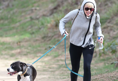 Miley Cyrus leva sua pet para passear nas montanhas de Los Angeles - OFuxico