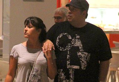 Leandro Hassum vai ao cinema com a esposa em Shopping no Rio - OFuxico