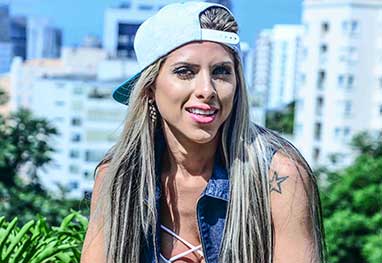 Ana Paula Minerato invade a Avenida Paulista para ensaio ao estilo