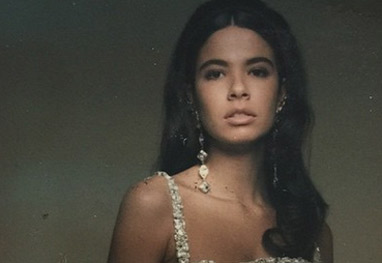 Luciana Gimenez relembra tempos de modelo com vestido brilhante - OFuxico