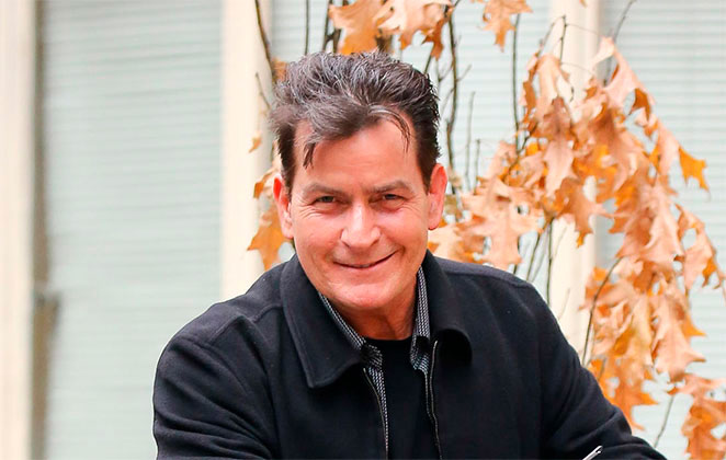 Charlie Sheen Acredita Que A Lua E Oca Segundo Rob Lowe O Fuxico