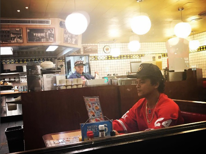 Bruno Mars lança clipe com participação de Zendaya - OFuxico