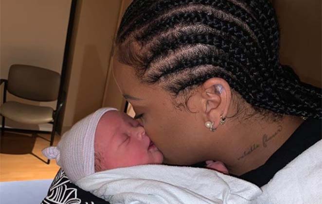 Rihanna assusta fãs ao publicar foto com bebê recém-nascido - O Fuxico