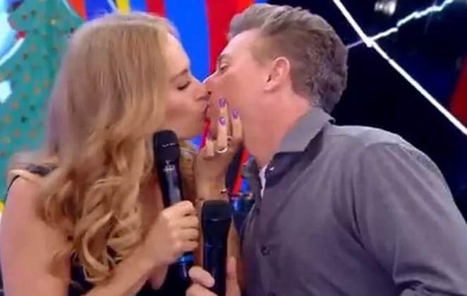 Luciano Huck e Angélica dão beijão durante o Caldeirão - OFuxico