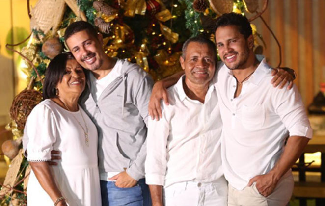 Carlinhos Maia monta decoração natalina com a família: 'Especial' - OFuxico
