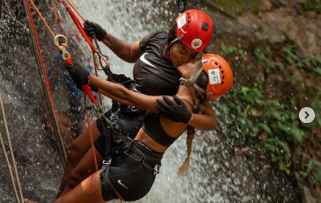 Beijo aventureiro! Ludmilla e Brunna trocam carinho - OFuxico