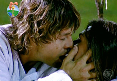 A Fazenda: Theo Becker arranca beijo de Nicole