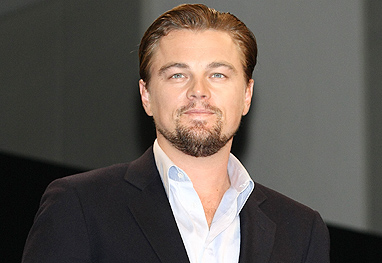 Leonardo Di Caprio, sério e com barba