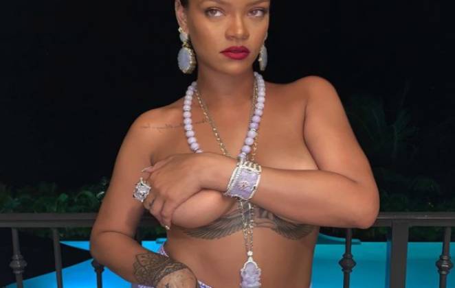 Rihanna fazendo topless