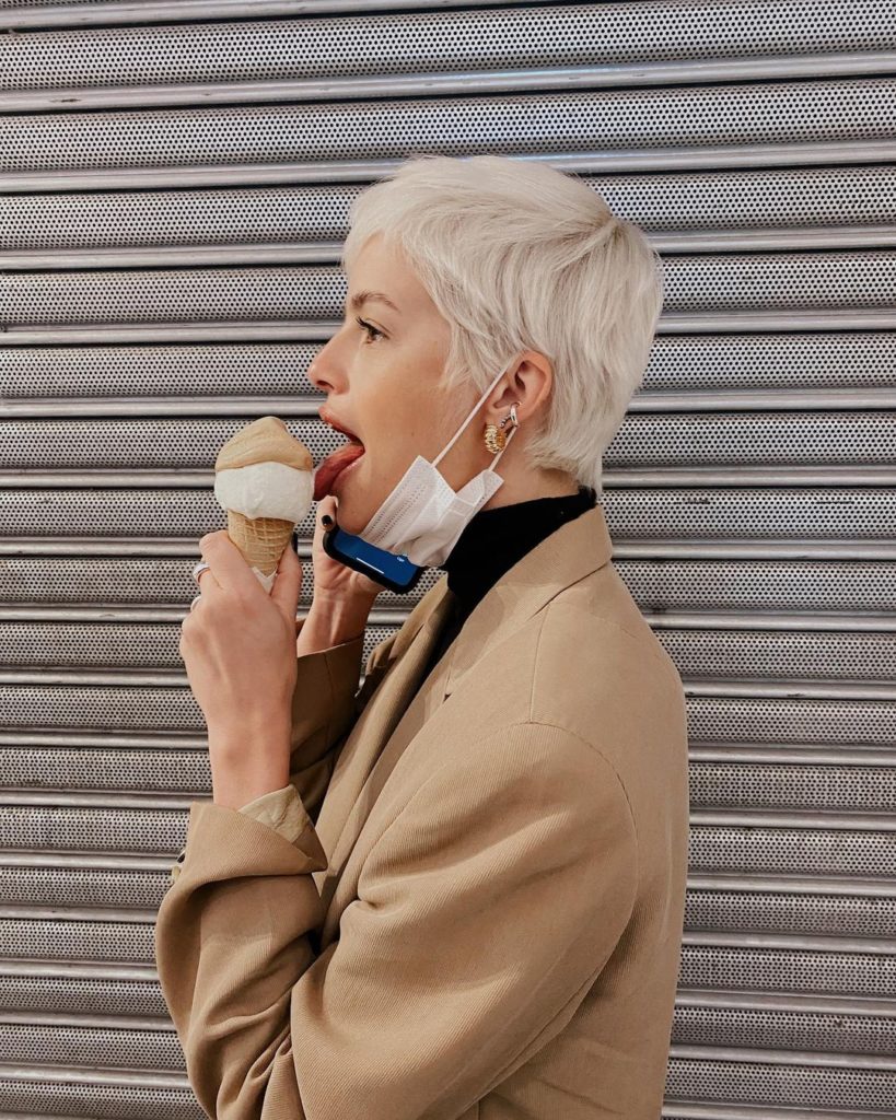 Agatha Moreira de perfil, chupando sorvete e de máscara