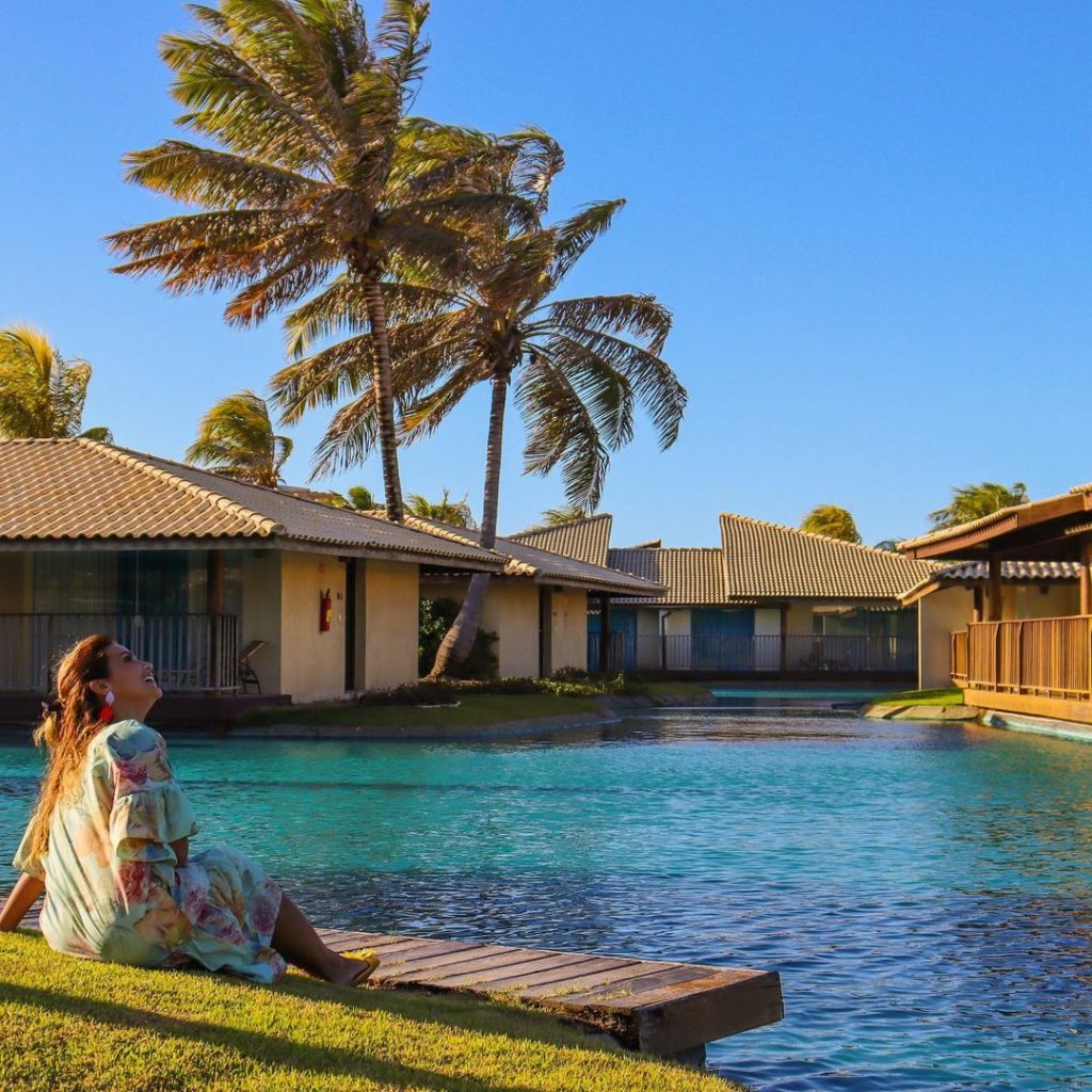 Aline Barros diante de uma piscina