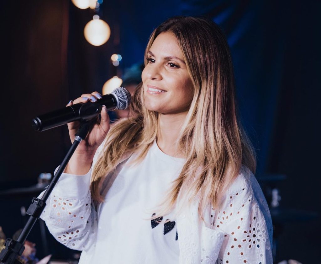 Aline Barros cantando sorridente