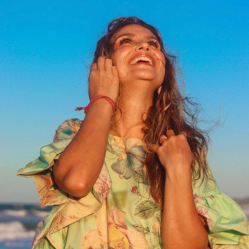 Aline Barros foto linda, sorrindo com o céu de fundo